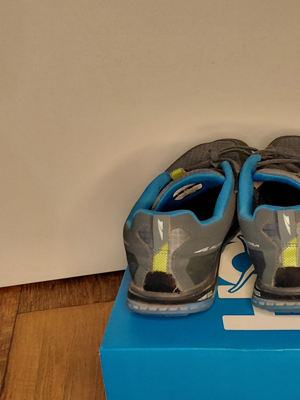 Altra 9.5 Men's Trail Shoes in Gray with Teal Accents Loan Peak 5, Wide Toe Box - Picture 8 of 15
